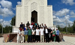 Ағартушы ұстаздың кесенесінде